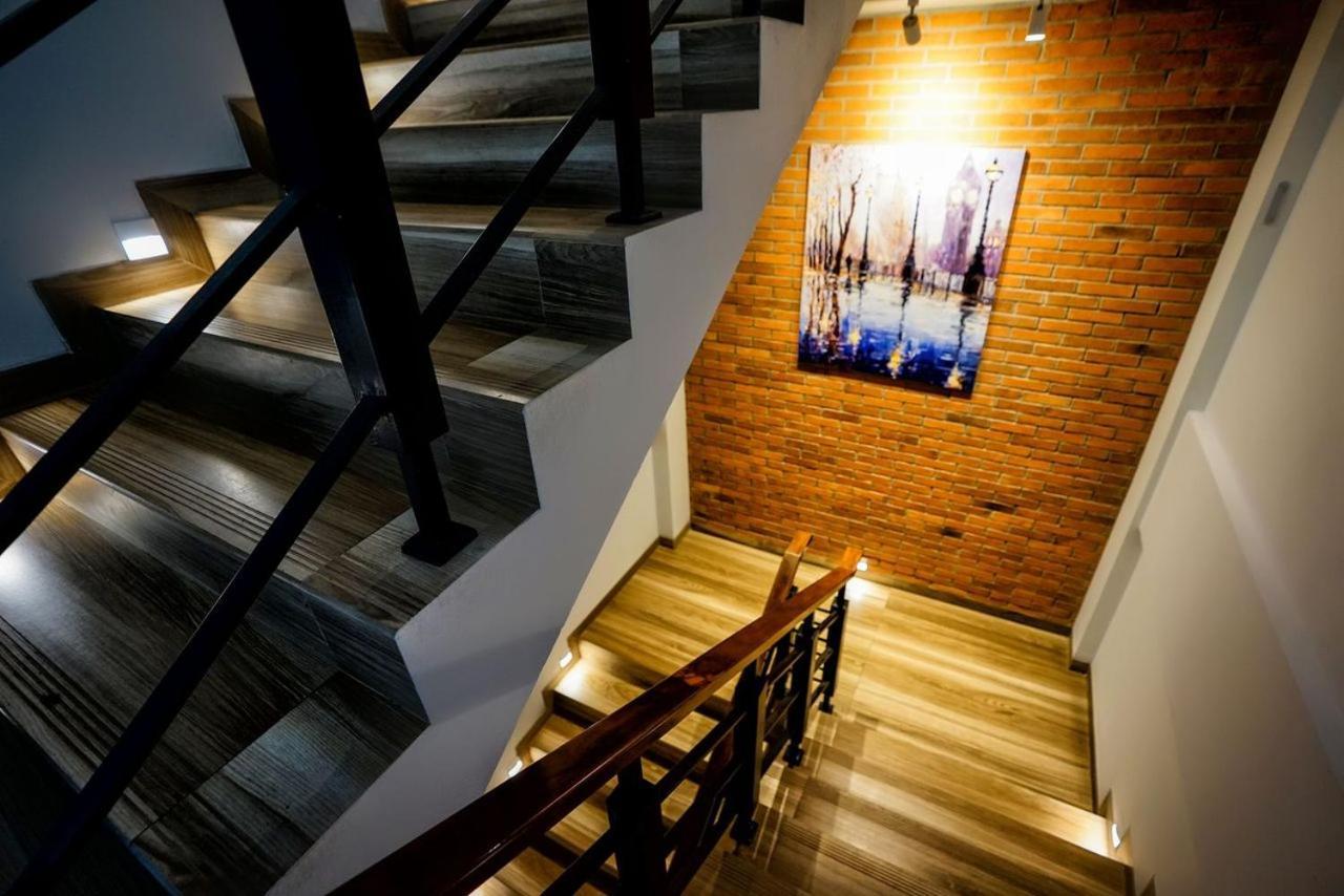 Kaloka Airport Hotel Sumbawa Besar Exterior foto