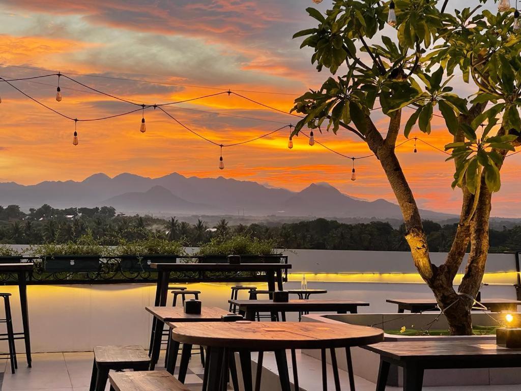 Kaloka Airport Hotel Sumbawa Besar Exterior foto
